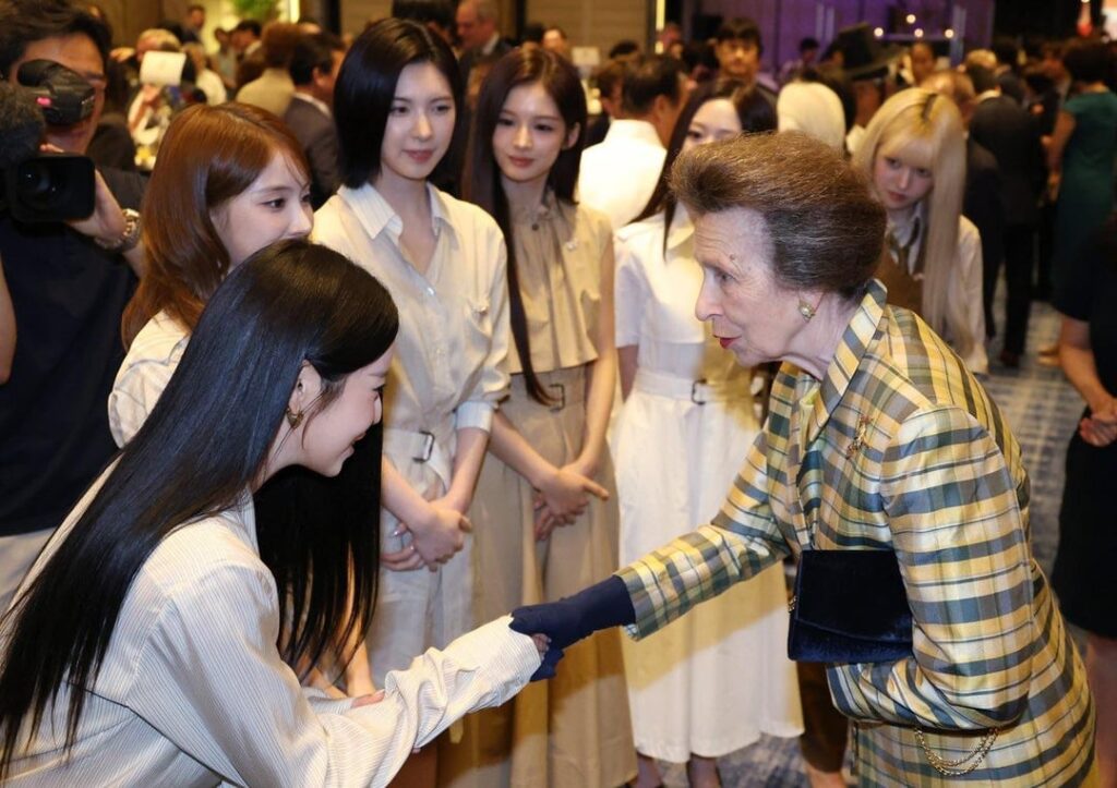 NMIXX trifft Prinzessin Anne als offizielle Botschafterin der Girls' Empowerment-Kampagne der britischen Botschaft