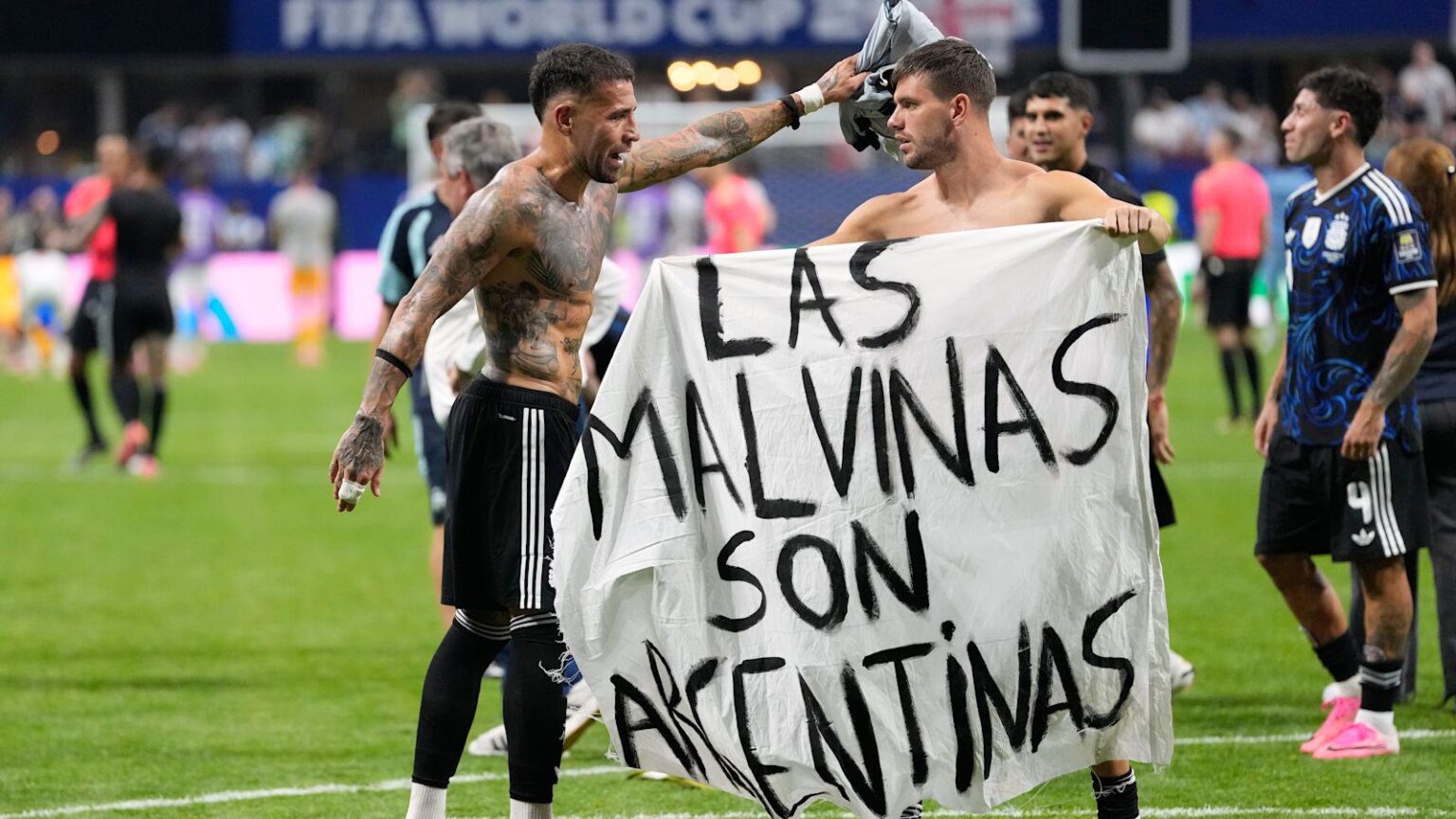No 10 unterstützt Forderungen nach Fifa-Untersuchung gegen argentinische Spieler wegen Falkland-Banner | ITV-Nachrichten