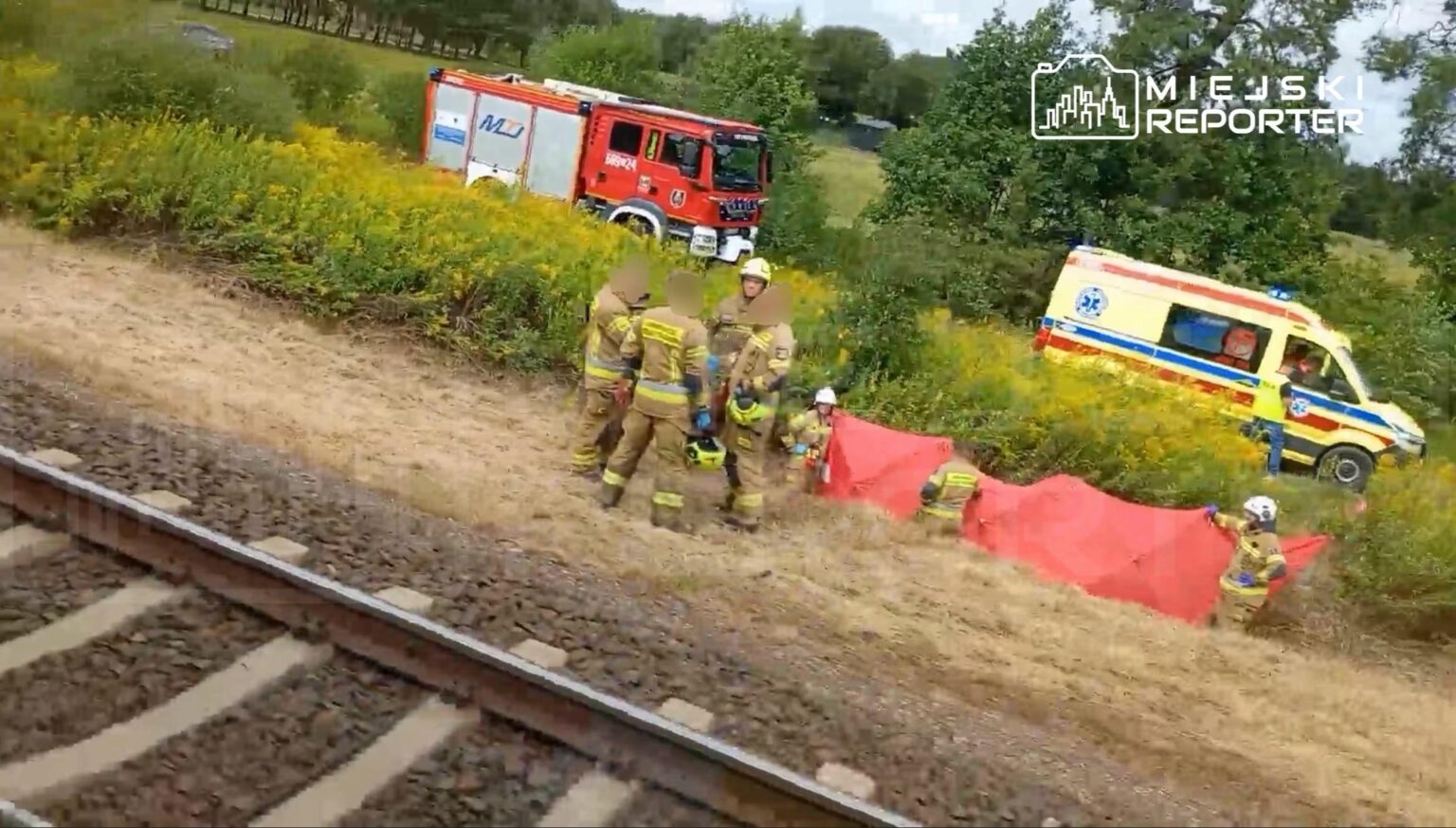 Ein 50-jähriger Mann umging auf einem Elektroroller die geschlossenen Schranken an einem Bahnübergang in Sitne (Kreis Wołomin) und fuhr direkt in einen Zug. Er überlebte nicht.