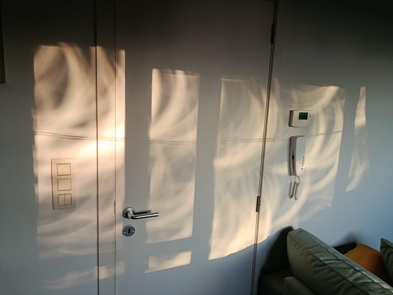 Schatten an der Wand während der Sonnenfinsternis.