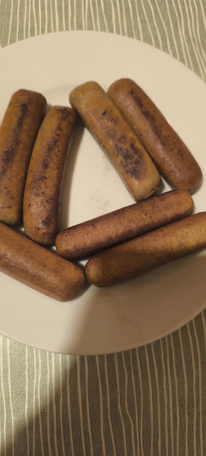 Das beste daran erwachsen zu sein? Ich kann mir um knapp 1 Uhr morgens einfach vegane Bratwürste machen und niemand kann mich dran hindern! 😋