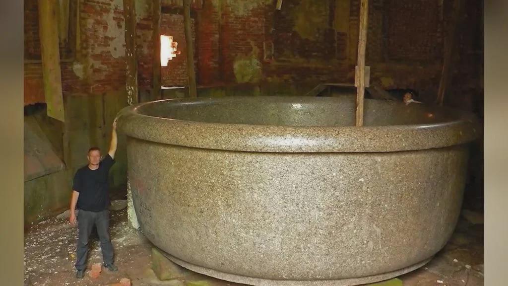 Die riesige Badewanne Alexanders I. aus finnischem Granit