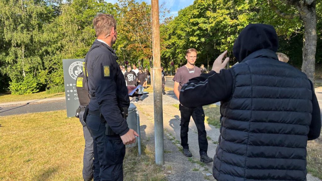 Erneut taucht Hizb ut-Tahrir an einer High School auf: Gewalttätige Botschaft, die in den Kopf geworfen werden soll, sagt Schüler Erneut taucht Hizb ut-Tahrir an einer High School auf: Gewalttätige Botschaft, die in den Kopf geworfen werden soll, sagt Schüler