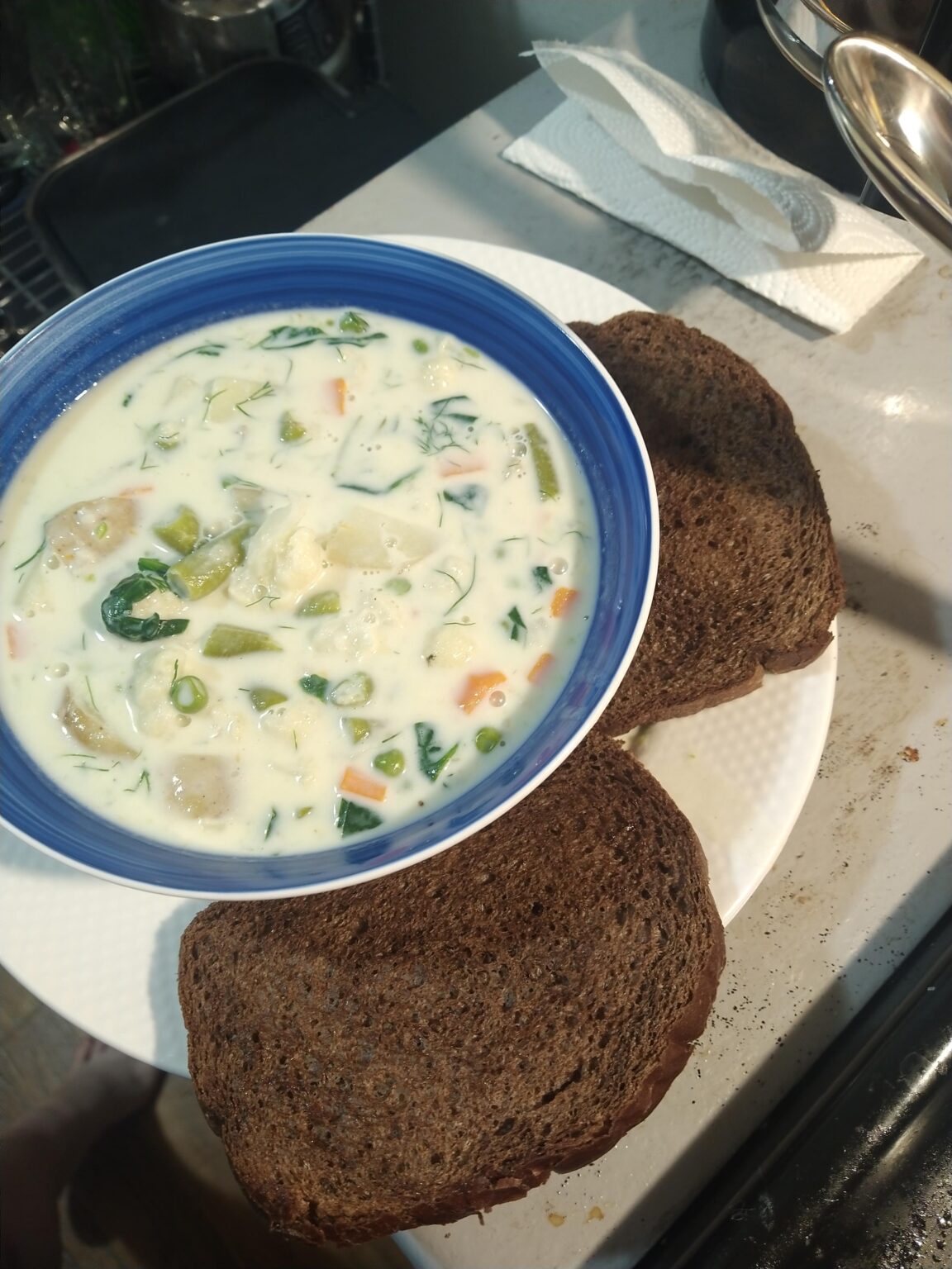 Sommersuppe mit geröstetem Roggenbrot