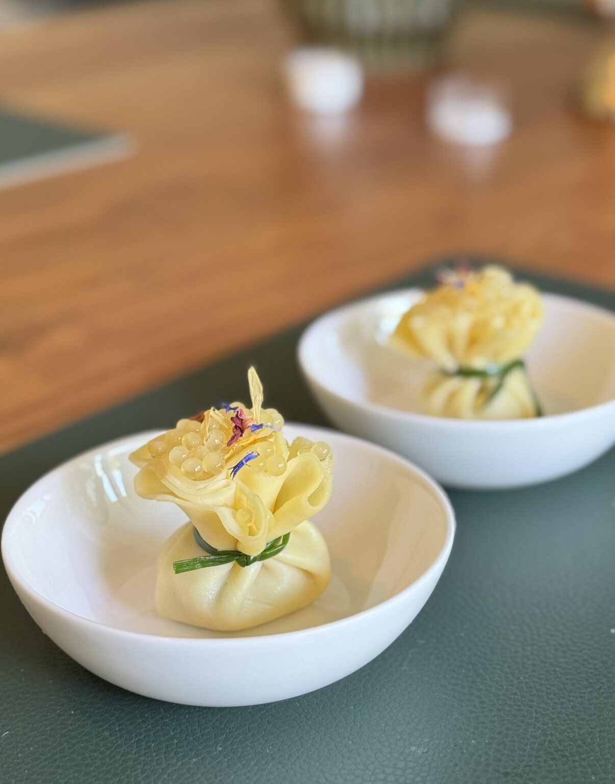 Crepe gefüllt mit Räucheraal und Saiblingsrilette und mit Saiblingskaviar garniert