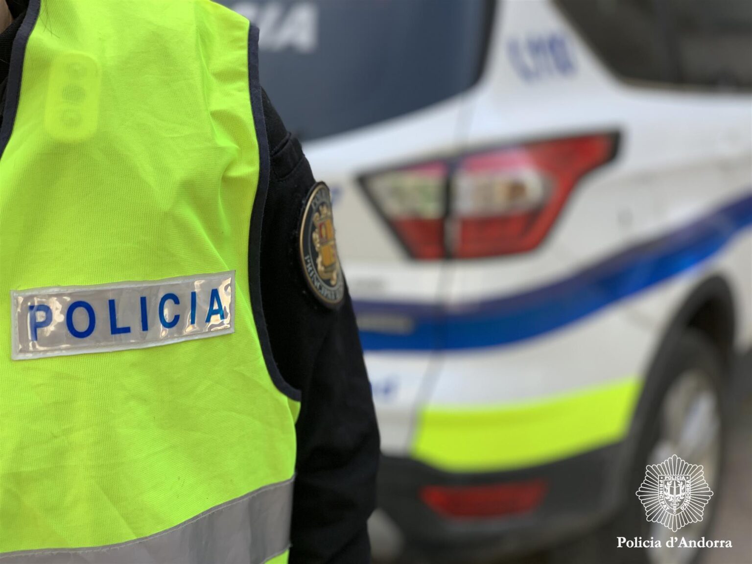 Die andorranische Polizei eskortiert einen Betrunkenen zum Hotel und stellt fest, dass er einen geladenen Revolver und ein Rasiermesser bei sich trägt Die andorranische Polizei eskortiert einen Betrunkenen zum Hotel und stellt fest, dass er einen geladenen Revolver und ein Rasiermesser bei sich trägt