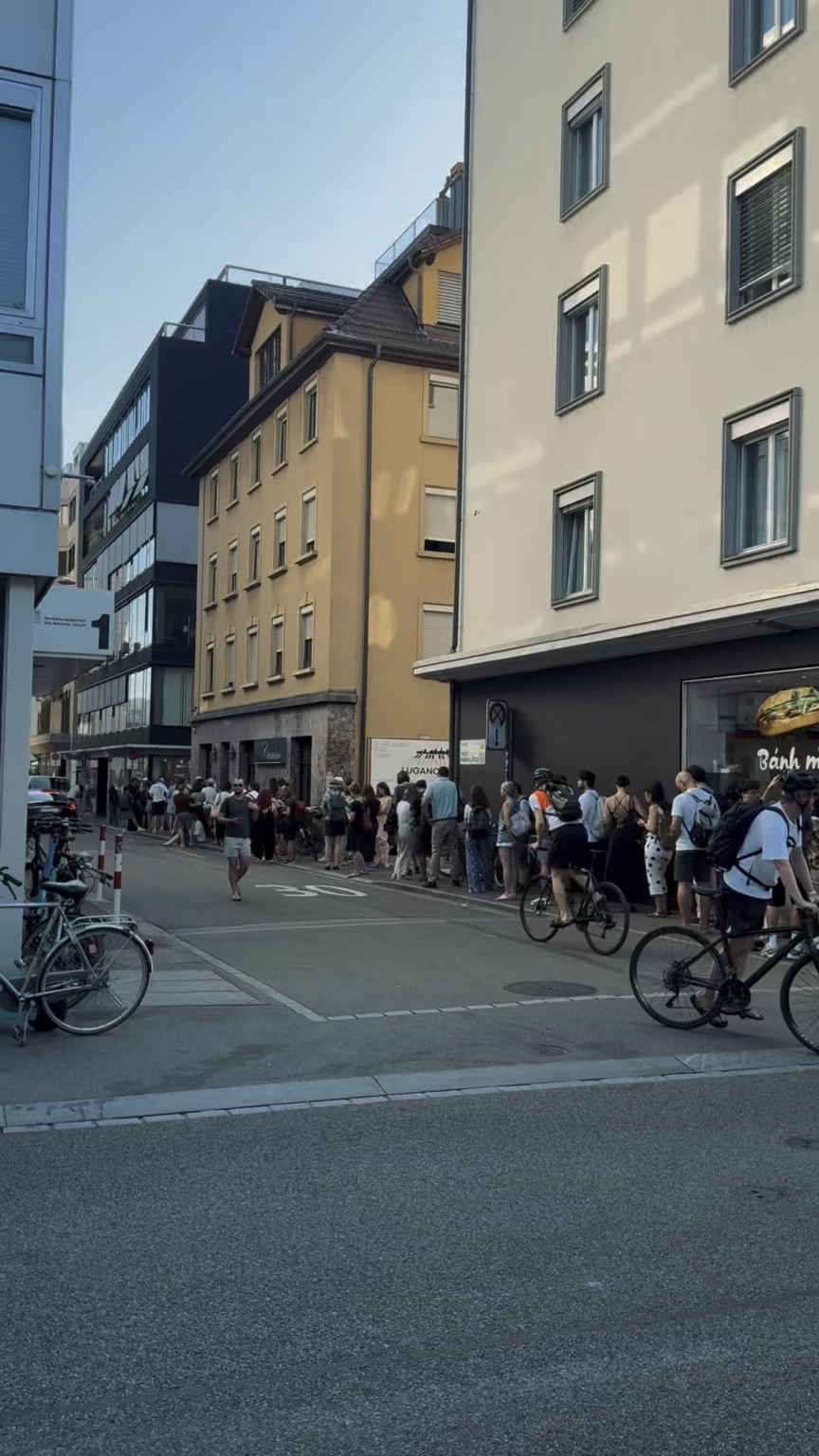 Zürich, 9 Uhr, Schlange für Sonnenfinsternis-Brillen