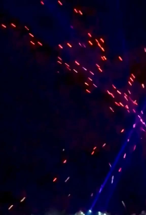 Aufnahmen eines intensiven russischen Luftverteidigungsfeuers mit vielen Leuchtspurgeschossen während eines nächtlichen massiven ukrainischen Angriffs auf den Hafen von Noworossijsk. 08.12.2026