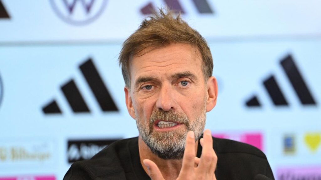 Jürgen Klopp sieht in Dženan Pejčinović (ursprünglich aus Plav) einen künftigen deutschen Vertreter. Der Trainer hat dem VfB Stuttgart mitgeteilt, dass er den Mittelstürmer für die EM 2028 auf dem Schirm hat. Jürgen Klopp sieht in Dženan Pejčinović (ursprünglich aus Plav) einen künftigen deutschen Vertreter. Der Trainer hat dem VfB Stuttgart mitgeteilt, dass er den Mittelstürmer für die EM 2028 auf dem Schirm hat.