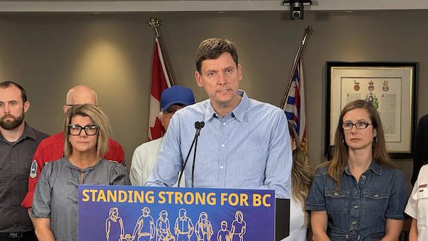 Der Premierminister von British Columbia verspricht eine Überprüfung der Notfallmaßnahmen bei Waldbränden in der Nähe von Summerland