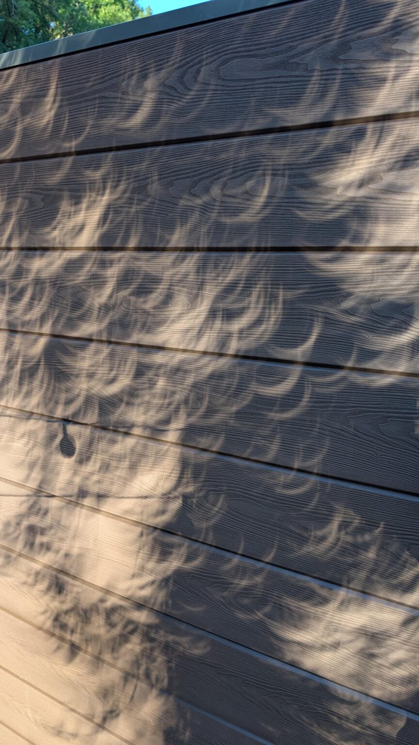 Verrückte Schatten, die die Sonnenfinsternis wirft