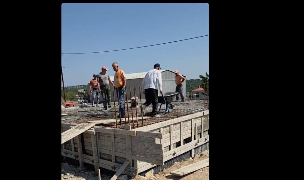 Eine großartige Lektion in Sachen Menschlichkeit und Solidarität in Evros: Ein ganzes Dorf baut freiwillig ein Haus für eine neue Familie [βίντεο]
