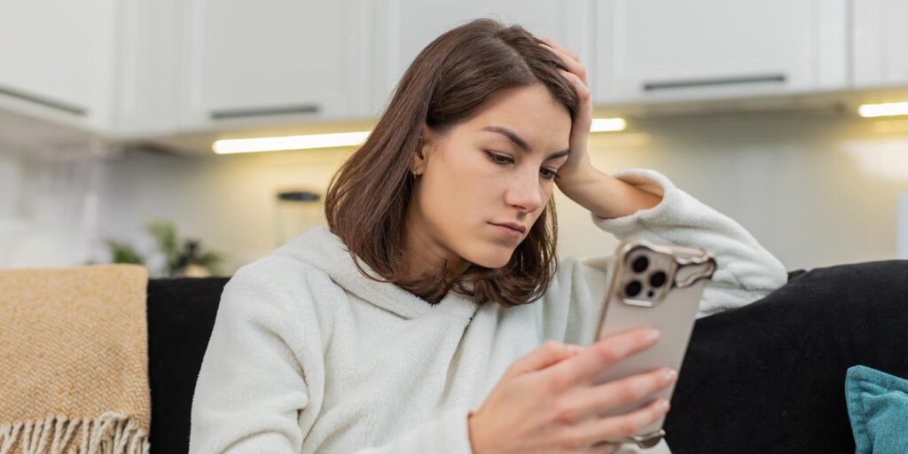 Während der US-Präsidentschaftswahl 2024 ergab eine aktuelle Studie, dass das Lesen oder Ansehen negativer politischer Medien größere Angst und geringeres Arbeitsengagement vorhersagte, wohingegen positive politische Inhalte mehr Hoffnung und Hilfsbereitschaft am Arbeitsplatz vorhersagten. Während der US-Präsidentschaftswahl 2024 ergab eine aktuelle Studie, dass das Lesen oder Ansehen negativer politischer Medien größere Angst und geringeres Arbeitsengagement vorhersagte, wohingegen positive politische Inhalte mehr Hoffnung und Hilfsbereitschaft am Arbeitsplatz vorhersagten.