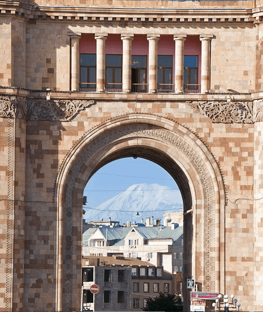 Schnelle Aufnahme des Berges Ararat heute Morgen vom Platz der Republik aus