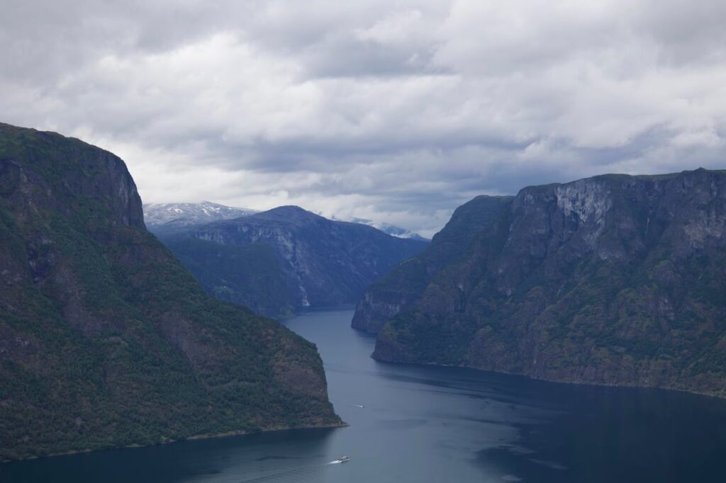 Eines dieser beiden Fotos habe ich letzten Monat in Norwegen gemacht. Das andere habe ich vor ca. 3 Jahren woanders mitgenommen. Können Sie sehen, welches in Norwegen und wo in Norwegen ist? Eines dieser beiden Fotos habe ich letzten Monat in Norwegen gemacht. Das andere habe ich vor ca. 3 Jahren woanders mitgenommen. Können Sie sehen, welches in Norwegen und wo in Norwegen ist?