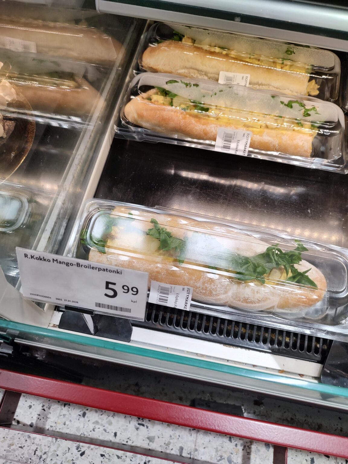 Weiß jemand, wie man dieses Hühnchen-Mango-Sandwich macht, das Citymarket verkauft? Ich habe viele Sandwiches getestet und dieses ist mit Abstand das Beste. Aber es gibt nur ein Preisschild, keine Beschreibung darüber, was in der Füllung enthalten ist.