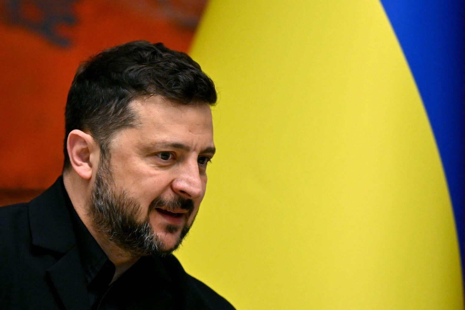 Kiew und seine internationalen Partner haben einen gemeinsamen Plan, um Moskau zur Beendigung seines Krieges zu zwingen, sagte Präsident Wolodymyr Selenskyj am 12. August, während die Friedensgespräche ins Stocken geraten und Russland seine Angriffe auf ukrainische Städte fortsetzt. „Putin will diesen Krieg nicht beenden, aber er wird ihn stoppen. Wir haben einen Plan“, sagte Selenskyj