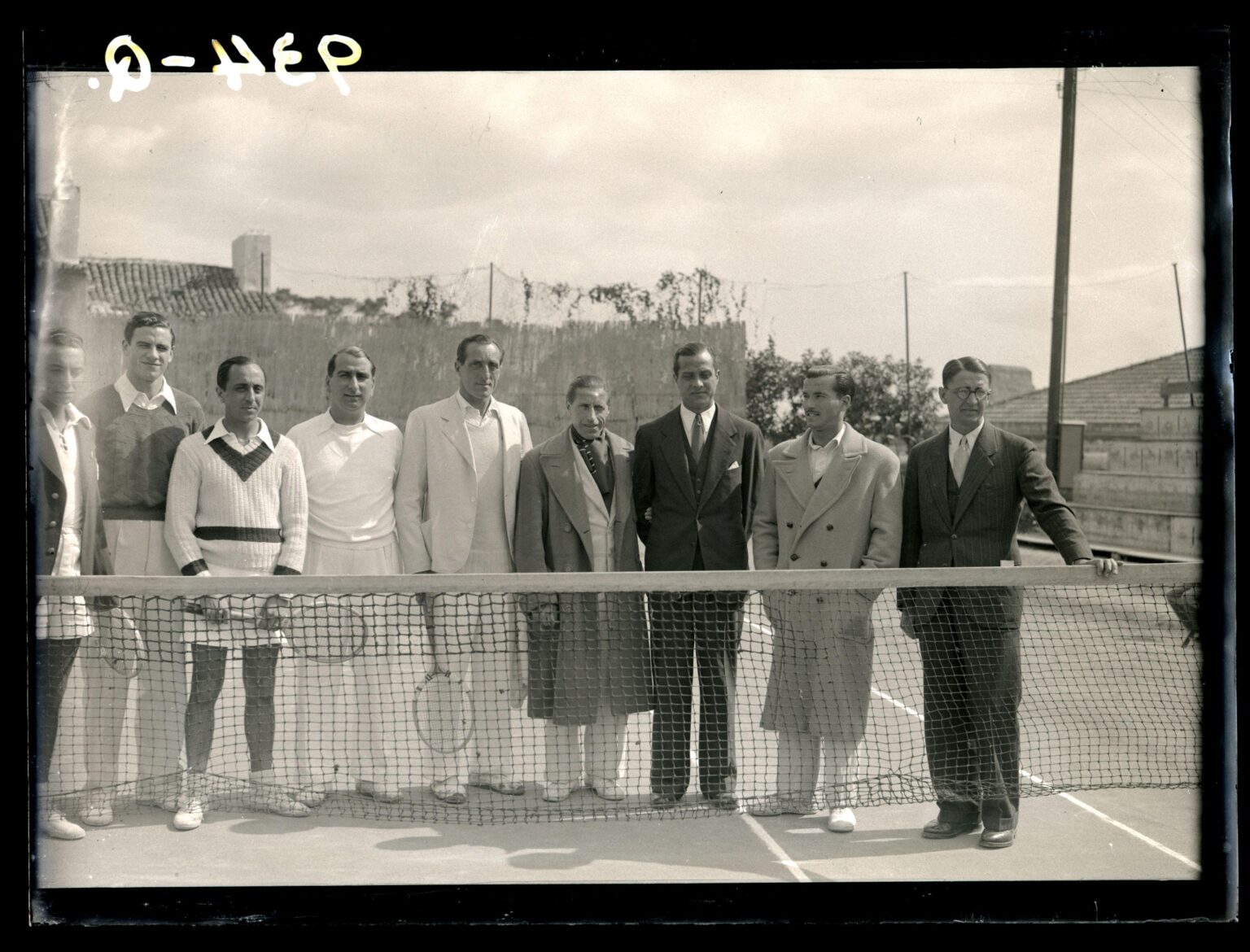 Portugiesische Tennisspieler mit Vertretern von Monaco nach den ersten Spielen, 1942 Portugiesische Tennisspieler mit Vertretern von Monaco nach den ersten Spielen, 1942