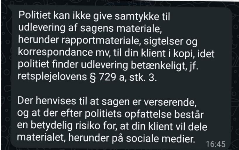 Ob Sie den Mann mögen oder nicht, es ist ein Quantensprung in Richtung eines totalitären Staates, den wir heutzutage in Dänemark erleben, wenn Lars Andersen ohne Haftbefehl von maskierten Polizisten aufgegriffen werden kann und nach mehreren Monaten die gegen ihn erhobene Anklage nicht kennen darf, da er sie mit der Öffentlichkeit teilen kann [wtf?]