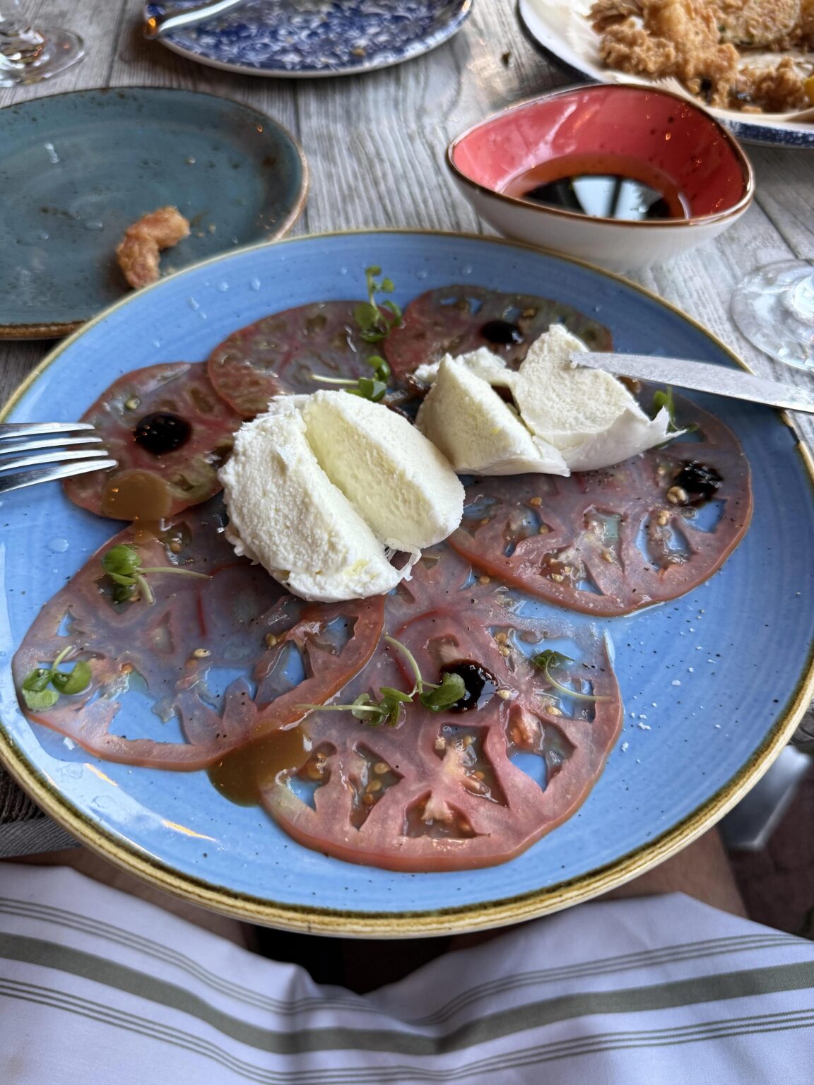 Caprese-Salat. Es ist nicht an unserer Schwarzmeerküste, seien Sie ruhig.