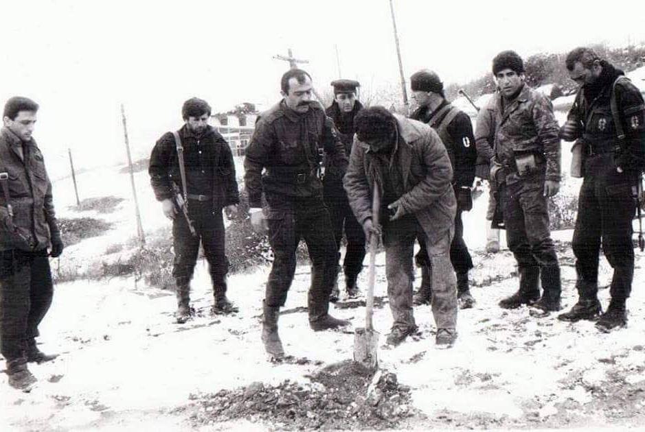 Armenische Truppen zwingen einen aserbaidschanischen Zivilisten, sein eigenes Grab zu schaufeln, 1992