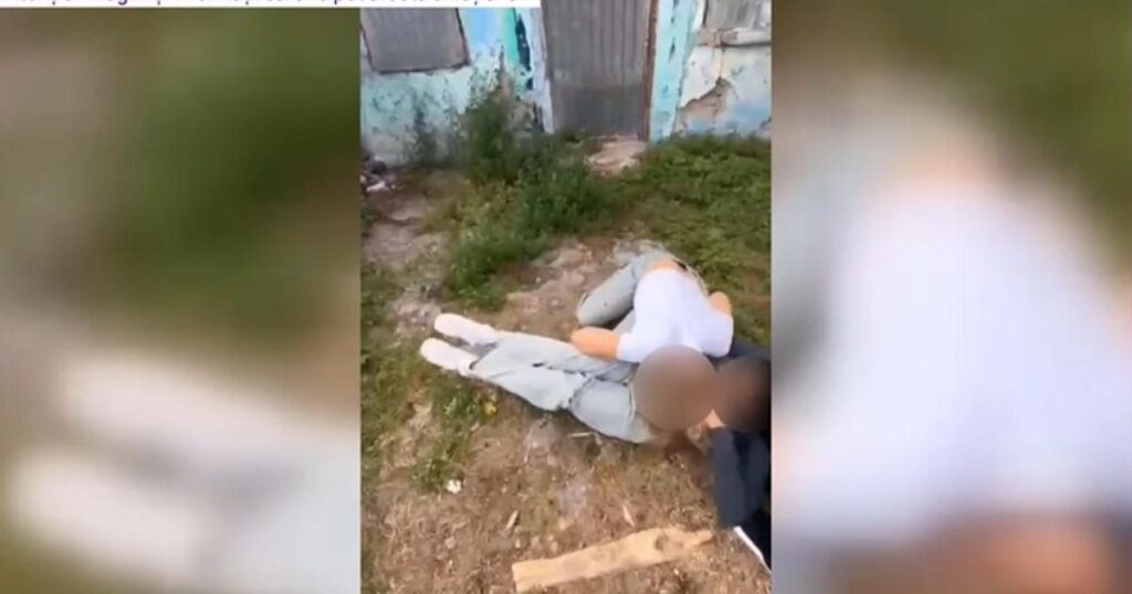 Drei junge Frauen aus Mangalia haben ein 15-jähriges Mädchen wegen einer Herausforderung auf TikTok schwer geschlagen Drei junge Frauen aus Mangalia haben ein 15-jähriges Mädchen wegen einer Herausforderung auf TikTok schwer geschlagen