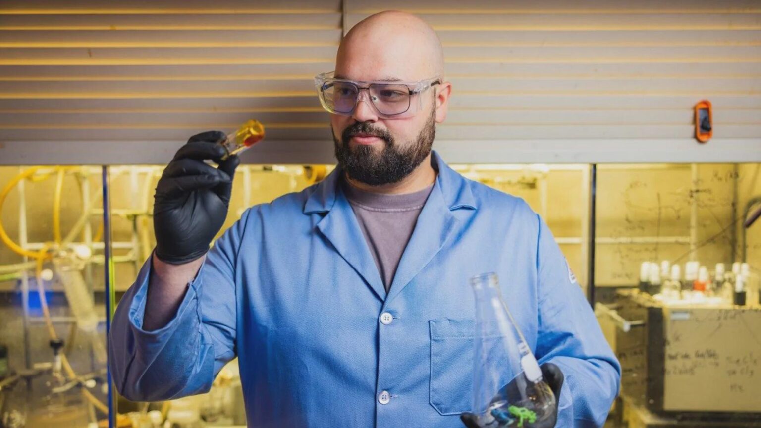 Wissenschaftler verwandeln einen der am schwersten zu recycelnden Kunststoffe in leistungsstarken Motorschmierstoff