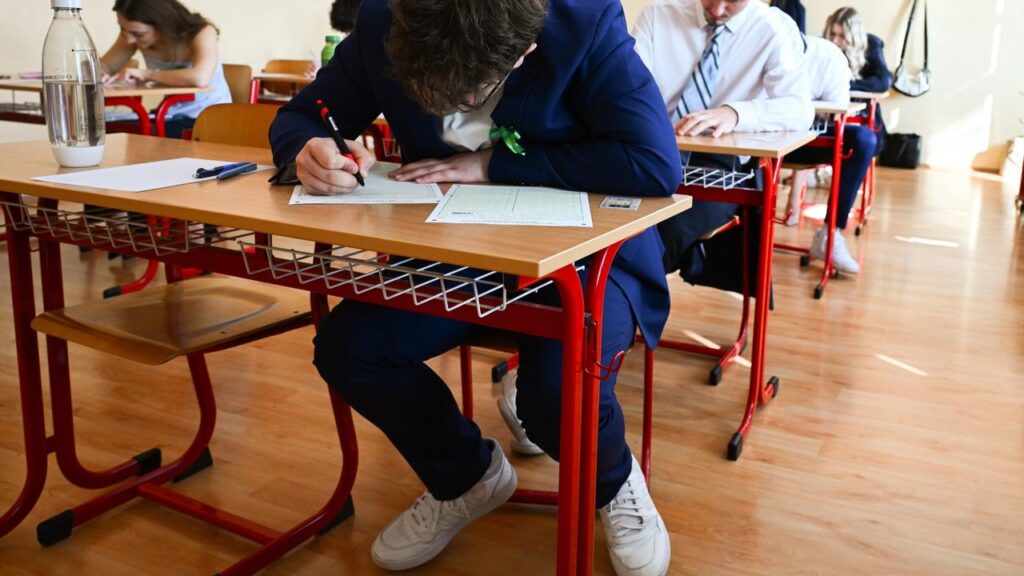 Als Strafe für ihren Lärm ließ der Reiseleiter acht Gymnasiasten aus dem Bezirk Levice in Frankreich zurück. Ihre Meinung? Als Strafe für ihren Lärm ließ der Reiseleiter acht Gymnasiasten aus dem Bezirk Levice in Frankreich zurück. Ihre Meinung?