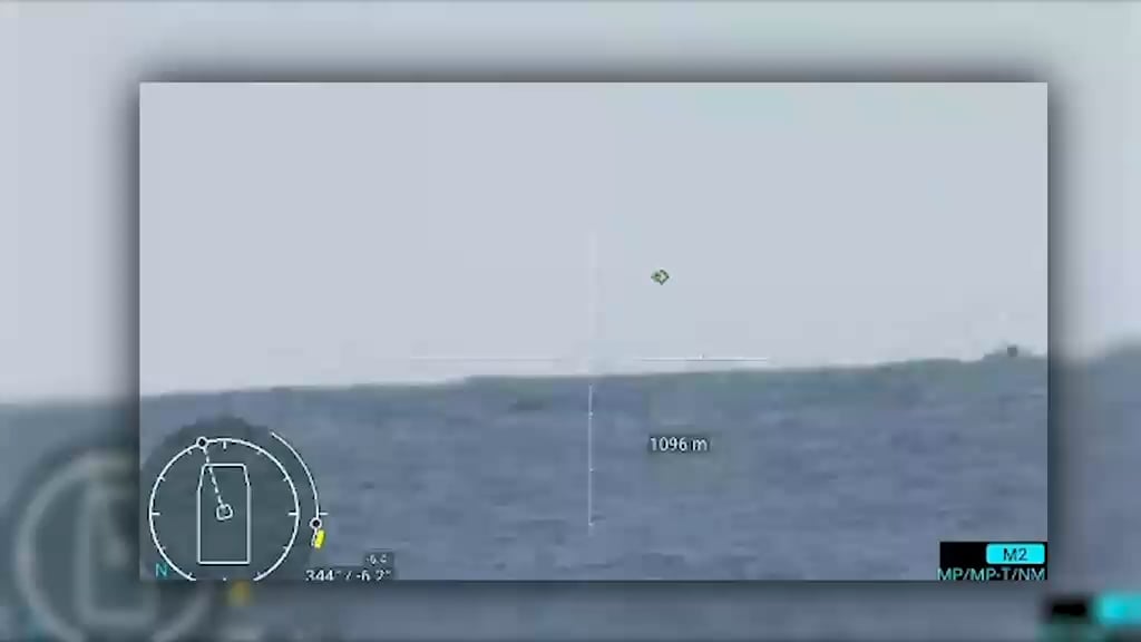 Mit einem in Norwegen hergestellten Kongsberg-Maschinengewehr schlachtet ein ukrainischer Sargan einen russischen MBEK im allerersten Kampf unbemannter Seedrohnen ab