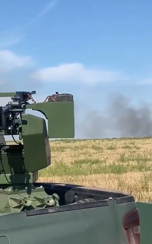 Ein ukrainischer automatischer intelligenter Geschützturm verfolgt und zerstört eine russische Shahed/Gerbera-Drohne nahe der Regionalgrenze Charkiw-Donezk (veröffentlicht am 14. September 2026)