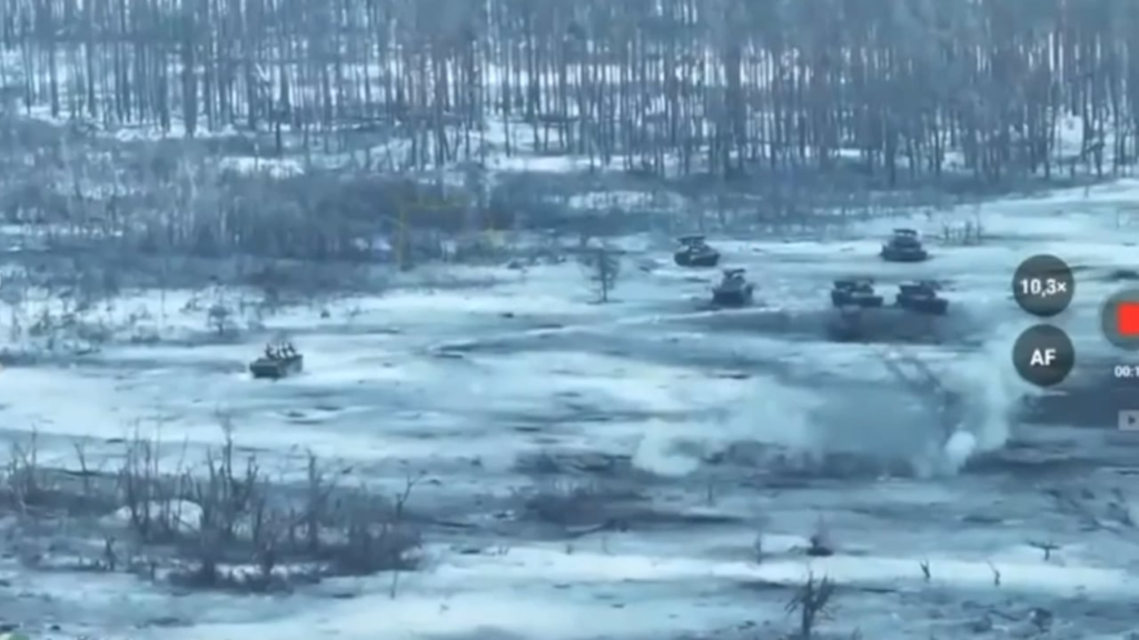 FGM-148 Javelin im Top-Angriffsmodus trifft russisches BMP und verursacht katastrophalen Schaden sowohl am Fahrzeug als auch an der auf dem Dach reitenden Infanterie, während ein zweites BMP eine Panzerabwehrmine trifft [December 2023]