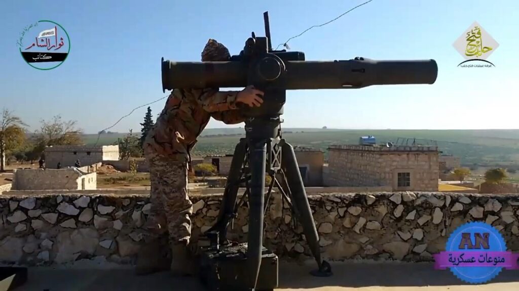 TOW-Angriff verursacht massive Explosion an einem syrischen Panzer in der Nähe von Aleppo, angeblich einem T-90 – Dezember 2015 TOW-Angriff verursacht massive Explosion an einem syrischen Panzer in der Nähe von Aleppo, angeblich einem T-90 – Dezember 2015