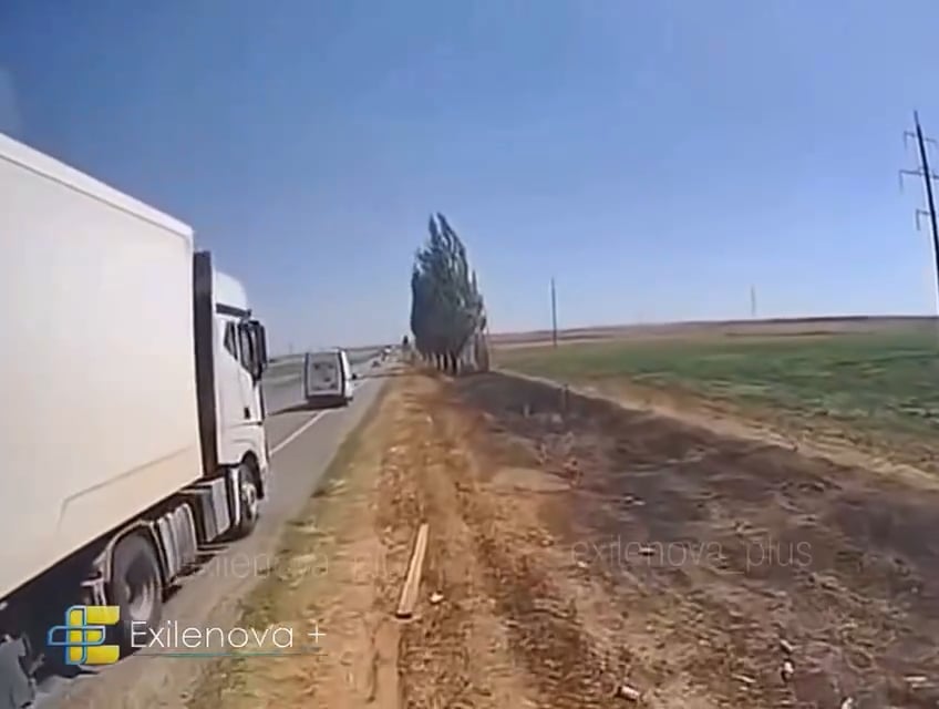 Eine Dashcam fängt den Moment ein, in dem eine ukrainische Drohne irgendwo in der von Russland besetzten Südukraine einen Logistiklastwagen trifft (Datum unbekannt)