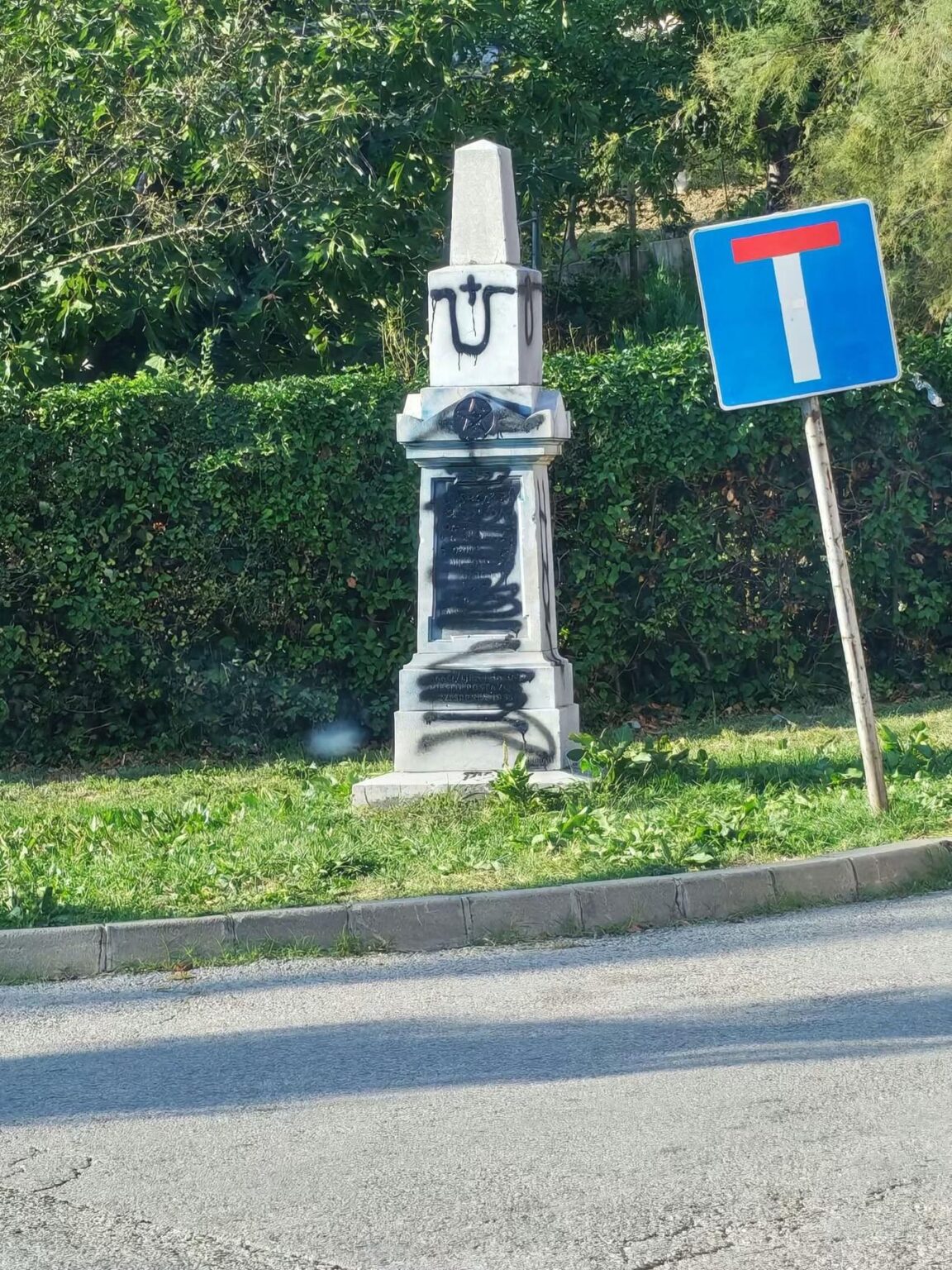 Ein neuer Fall der Zerstörung des Partisanendenkmals in Zagreb; nach Trešnjevka das inzwischen zerstörte Denkmal auf Maksimir Ein neuer Fall der Zerstörung des Partisanendenkmals in Zagreb; nach Trešnjevka das inzwischen zerstörte Denkmal auf Maksimir