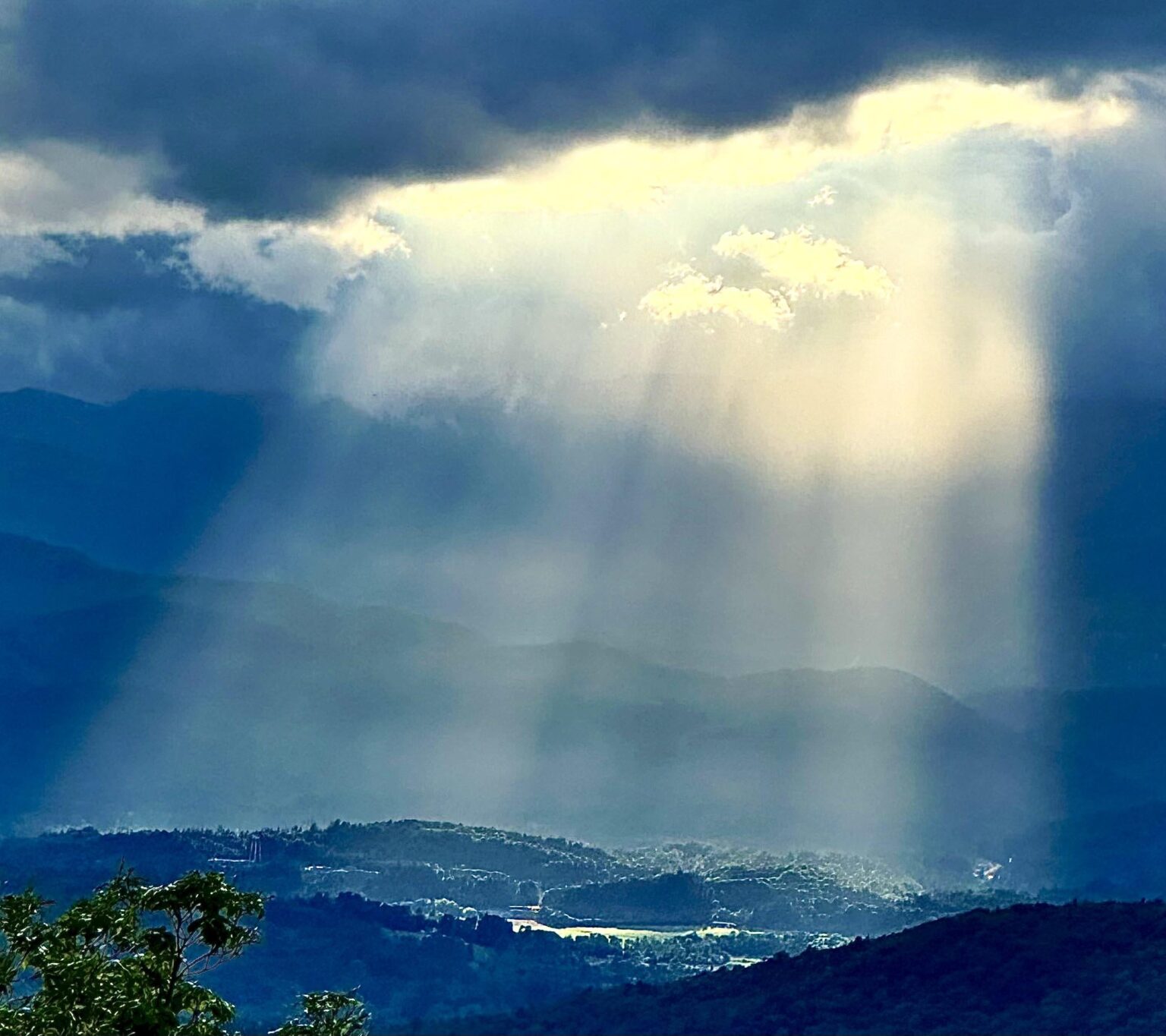 Himmelslicht über den Blue Ridge Mountains in der Nähe von Hendersonville, NC