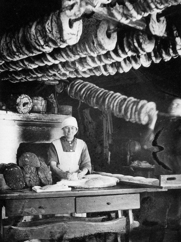 „Eine finnische Frau backt Roggenbrot für Weihnachten im Dorf Koskipää, nordöstlich von Tampere“. Foto: Aino Oksanen. Finnland (Finnland) - Koskipää, 1926 [719x960]