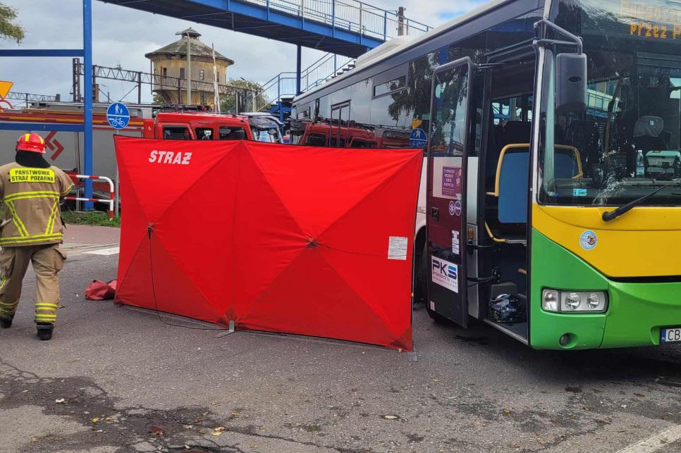 Tragödie in Nakło nad Notecią. Ein dreizehnjähriger Junge fuhr mit einem Elektroroller direkt vor einem abbiegenden Stadtbus auf einen Fußgängerüberweg. Er starb noch am Unfallort.