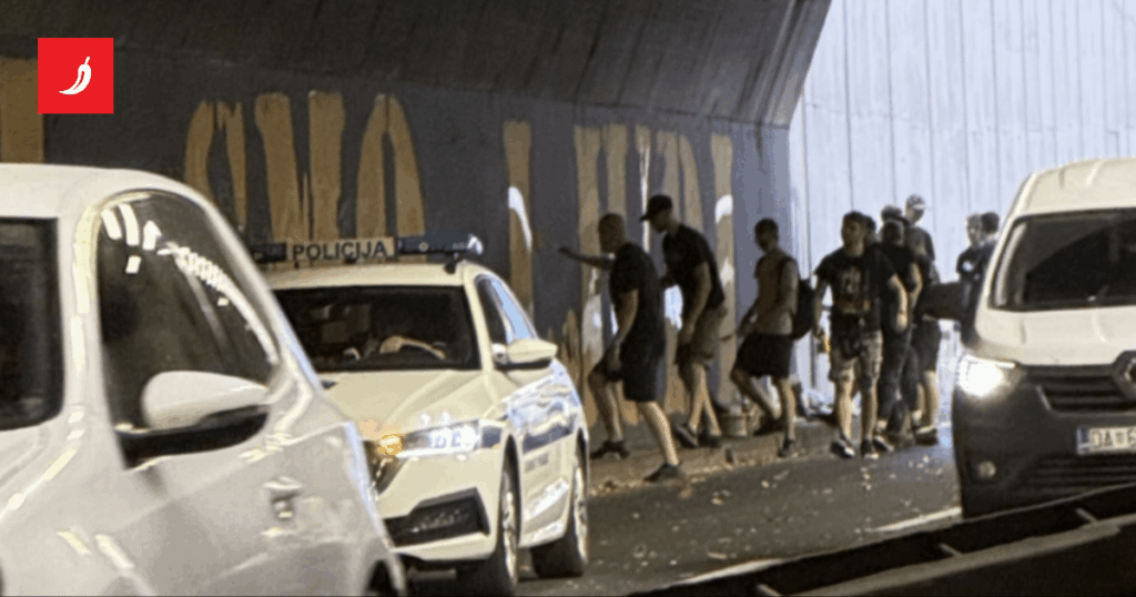 BBB malte die Wappen von Militäreinheiten, die Polizei sperrte die Fahrbahn. Es gab eine Menschenmenge