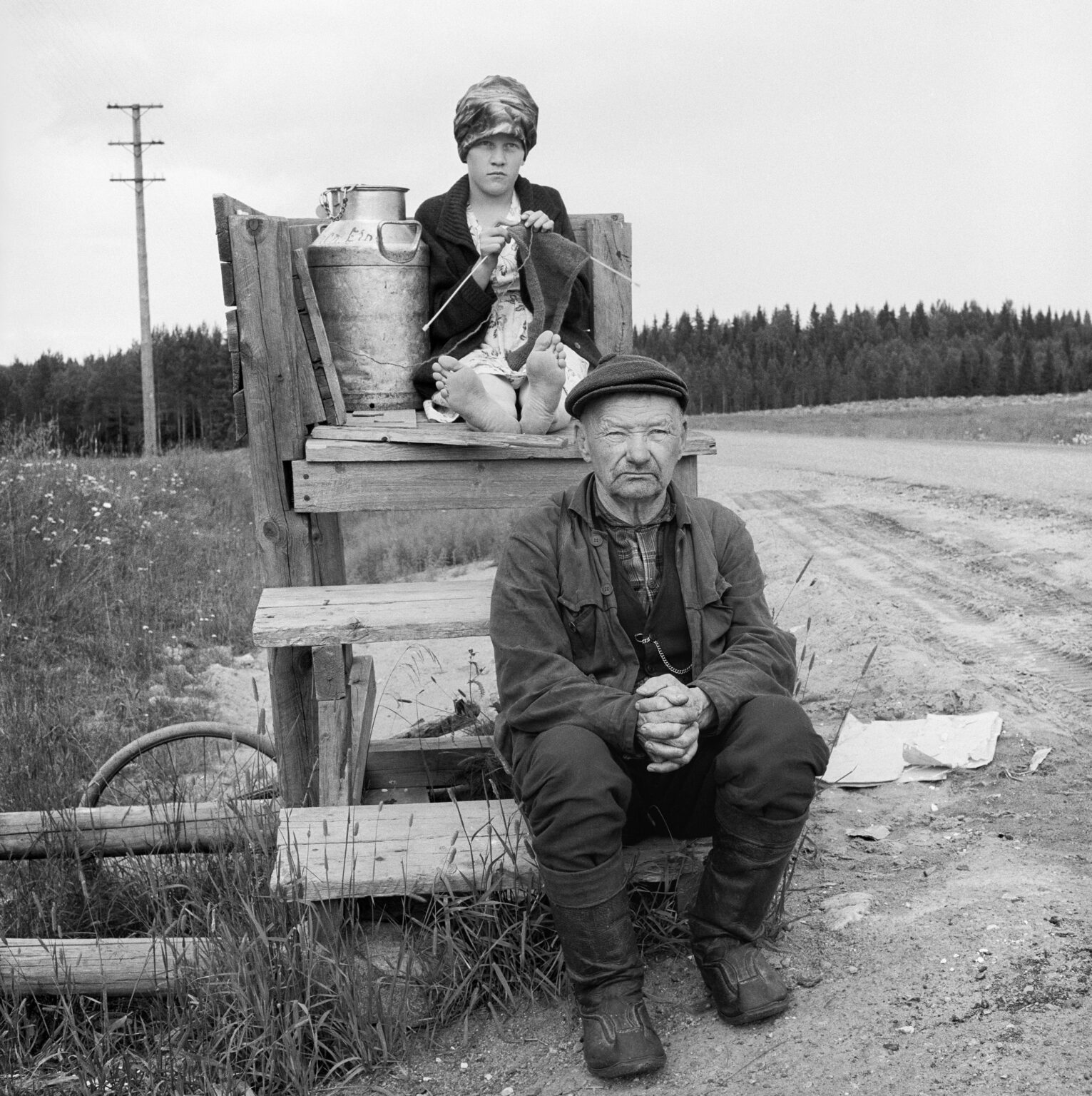 „Warten auf den Milchsammelwagen“. Foto: Ismo Hölttö (geboren: Finnland, Espoo, 1940; ein finnischer Dokumentarfotograf). Suomi (Finnland) – Region Nord-Savo, Sonkajärvi, 1966