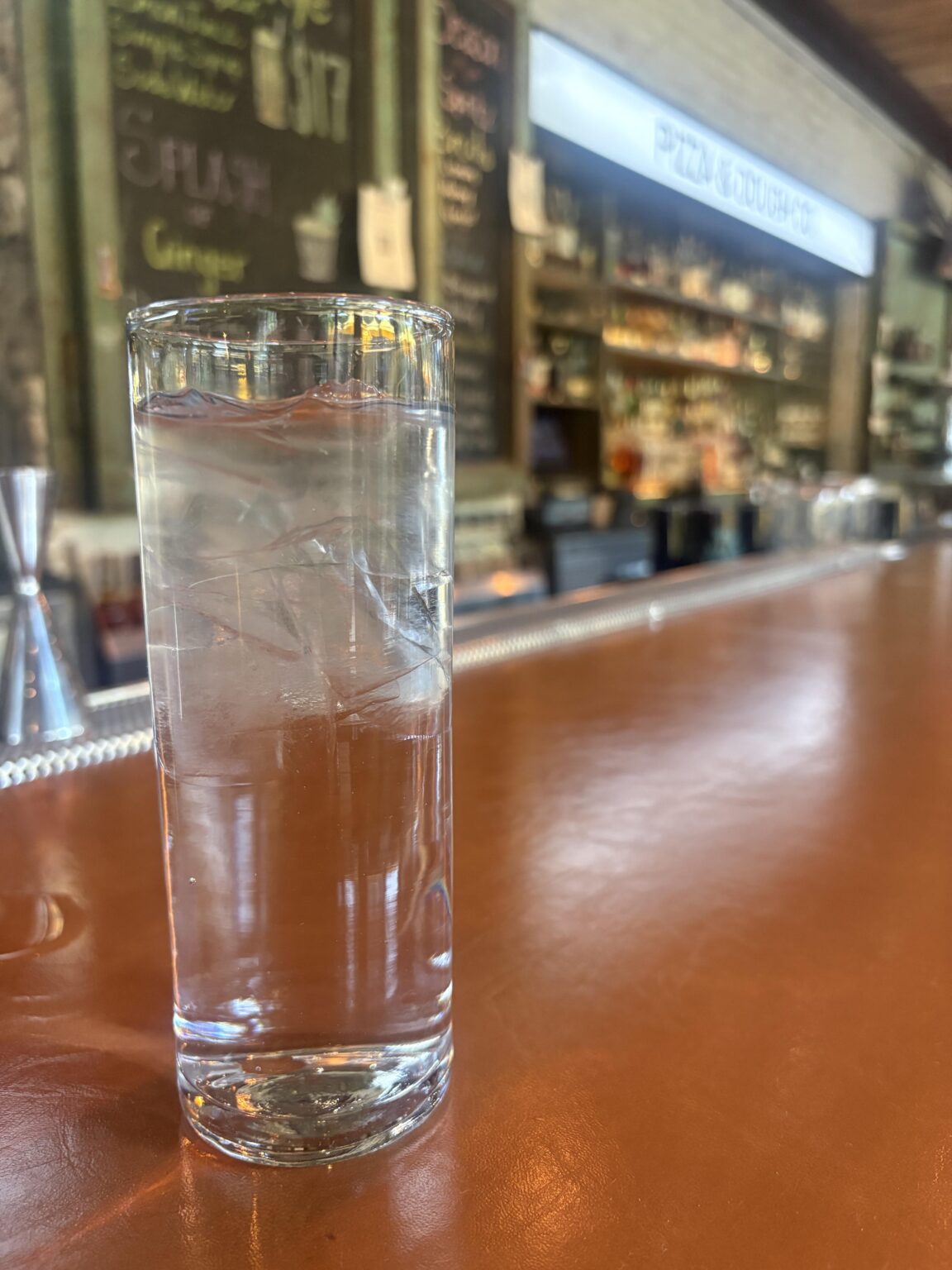 Eine Minute an der Bar, kostenloses Wasser!