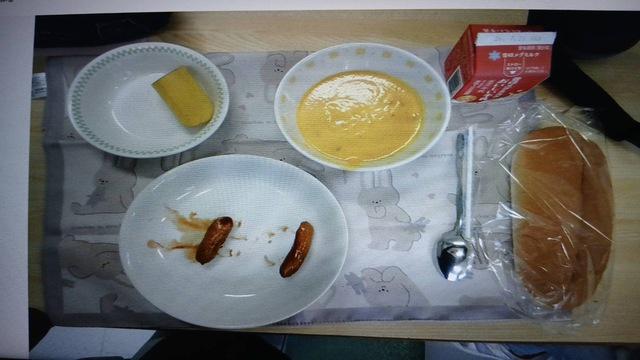 Schüler der Grundschulen in Sapporo beschweren sich, dass die „kostenlosen Mittagessen“ in der Cafeteria nicht ausreichen, um sie zu ernähren, und sie kommen hungrig nach Hause (Bild)