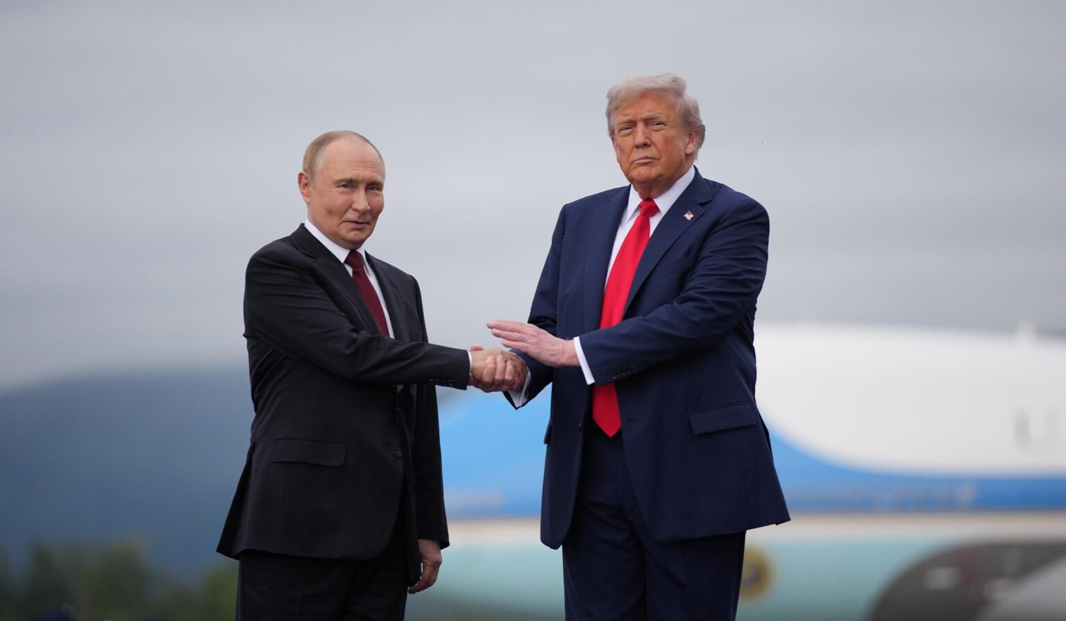 Der Kongress muss Trumps Hilfe und Trost für Putin untersuchen, was zu Beschränkungen führte, die den verdächtig getimten Angriff Russlands erleichterten. | Dies deutet darauf hin, dass Trump und Musk sich mit Russland abgestimmt haben, um Alarme zurückzuhalten und Starshield im selben Moment zu drosseln, als Russland seinen Angriff auf die Ukraine startete Der Kongress muss Trumps Hilfe und Trost für Putin untersuchen, was zu Beschränkungen führte, die den verdächtig getimten Angriff Russlands erleichterten. | Dies deutet darauf hin, dass Trump und Musk sich mit Russland abgestimmt haben, um Alarme zurückzuhalten und Starshield im selben Moment zu drosseln, als Russland seinen Angriff auf die Ukraine startete