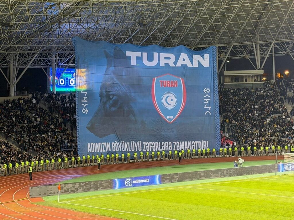 Die Banner vom gestrigen Spiel zwischen Turan Tovuz und Fenerbahce