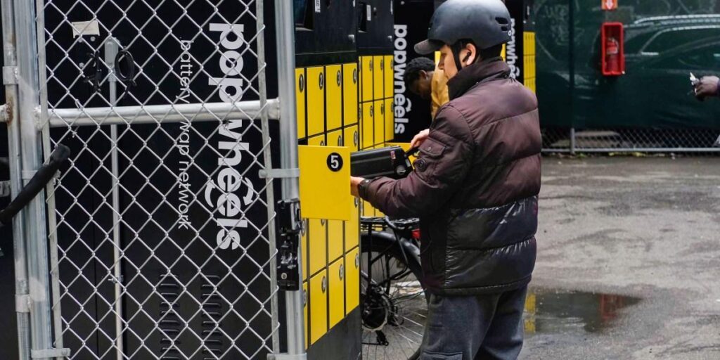 Der Batteriespeicher für ein 100 % erneuerbares Netz baut sich auf; Milliarden von Gerätebatterien fungieren als virtuelle Kraftwerke. Der Batteriespeicher für ein 100 % erneuerbares Netz baut sich auf; Milliarden von Gerätebatterien fungieren als virtuelle Kraftwerke.