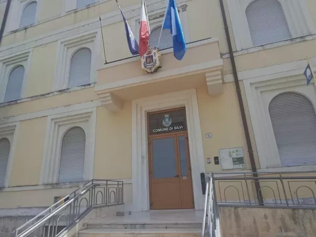 Provinz Teramo: Ein Ratsmitglied der Lega Nord versucht, den stellvertretenden Bürgermeister der FdI während einer Mehrheitssitzung zu erdrosseln. Der stellvertretende Bürgermeister wird ins Krankenhaus eingeliefert und der Stadtrat tritt zurück