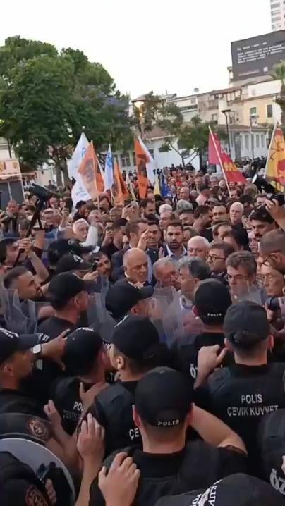 In Izmir fand eine Protestkundgebung gegen die Behauptung statt, dass der Bürgermeister der Stadtverwaltung von Izmir, Cemil Tugay, zur AKP wechseln werde. Die Polizei intervenierte.