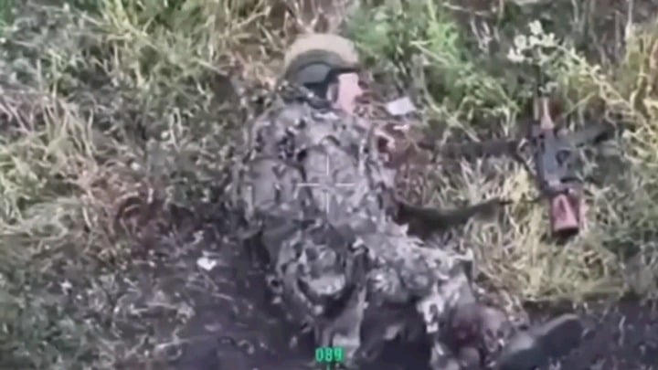 Ein verwundeter russischer Eindringling beschloss, noch eine letzte Zigarette zu rauchen, bevor er versuchte, sich durch die Detonation einer Granate das Leben zu nehmen, doch es gelang ihm nur, sich selbst eine noch schwerere Verletzung zuzufügen und er blieb noch eine Weile am Leben.