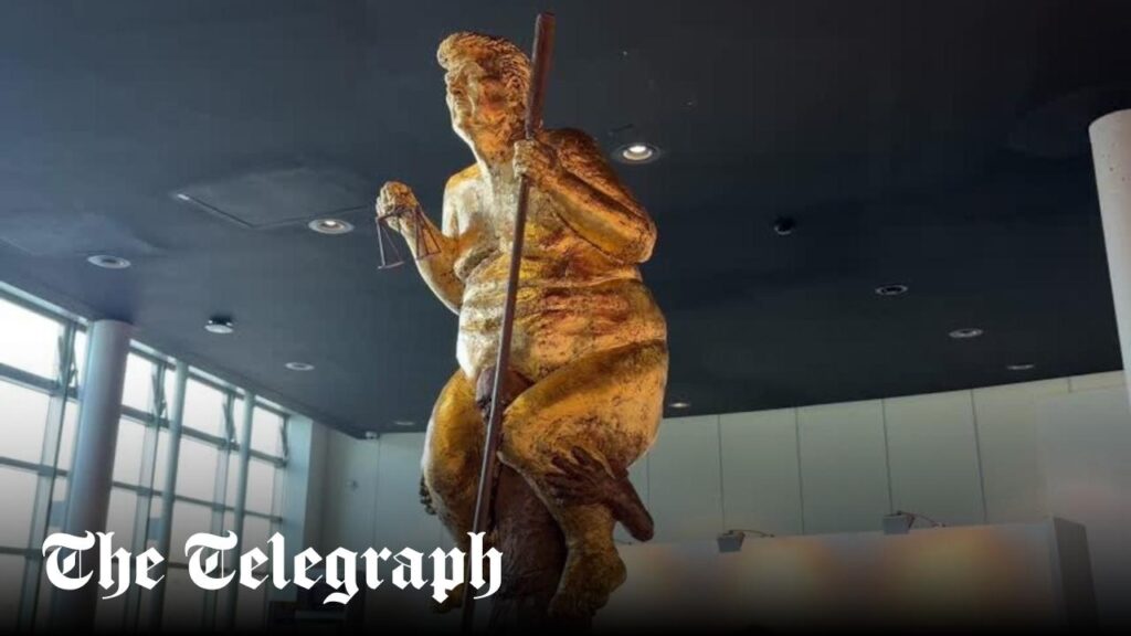 Goldene nackte Trump-Statue im Europäischen Parlament enthüllt Goldene nackte Trump-Statue im Europäischen Parlament enthüllt