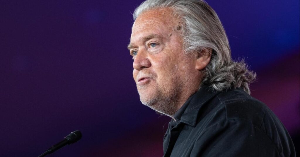 Steve Bannon glaubt, dass die Übernahme des Repräsentantenhauses durch die Demokraten zu Amtsenthebungsverfahren gegen Pete Hegseth und RFK Jr. sowie zu Vorladungen gegen Donald Trump führen könnte Steve Bannon glaubt, dass die Übernahme des Repräsentantenhauses durch die Demokraten zu Amtsenthebungsverfahren gegen Pete Hegseth und RFK Jr. sowie zu Vorladungen gegen Donald Trump führen könnte