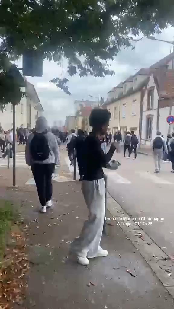[Troyes 1er Octobre] Polizisten fahren auf Gymnasiasten zu und leeren blind ihre kohlensäurehaltigen Getränke aus den Fenstern